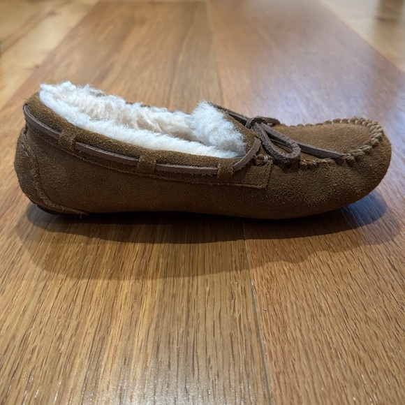 Ugg Kids Dakota Slipper - Picture 5 of 9